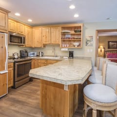 Vail Mtn Views, Pool, Hot Tub - Great Mountain feel and beautiful Kitchen.