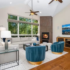 Luxury Ski Getaway, 5 Min Walk to Lift, Hot tub | 1454GC