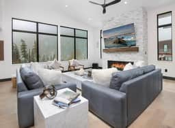 6BR Luxury Mountain Retreat, Views, Private Hot tub - Image 2