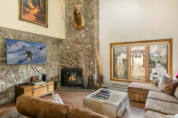 Luxury Penthouse near Riverfront Gondola A808 - Image 1