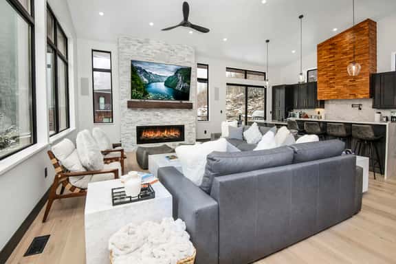 6BR Luxury Mountain Retreat, Views, Private Hot tub - Image 1