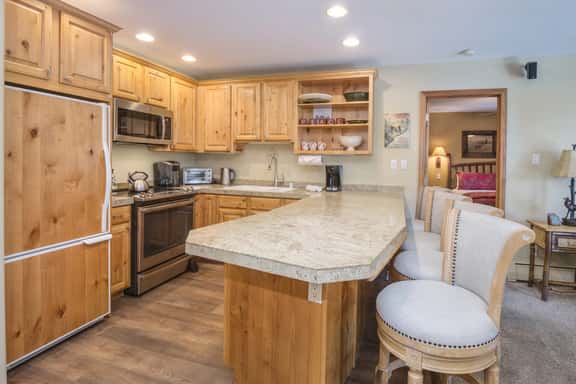 Vail Mtn Views, Pool, Hot Tub - Great Mountain feel and beautiful Kitchen. - Image 1