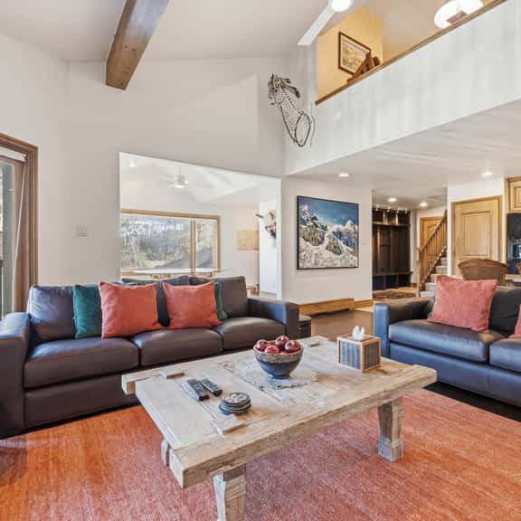Luxury Penthouse w Amazing Mountain Views, W404 - Image 1