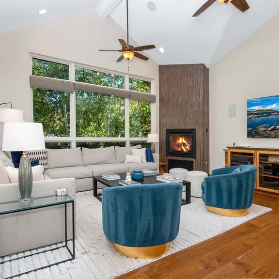 Luxury Ski Getaway, 5 Min Walk to Lift, Hot tub | 1454GC - Image 1