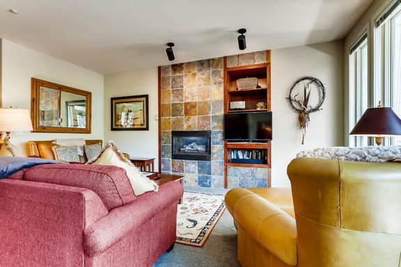 Family Condo w Mtn Views, walk to Gondola, SV22D - Image 3