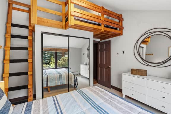 Ski-in Private Condo near Lionshead Gondola, TTP1 - Image 3