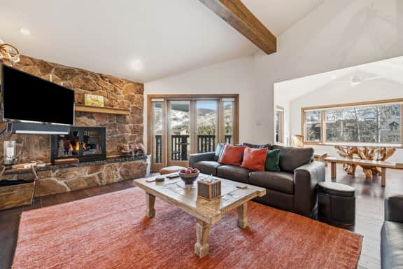 Luxury Penthouse w Amazing Mountain Views, W404 - Image 3