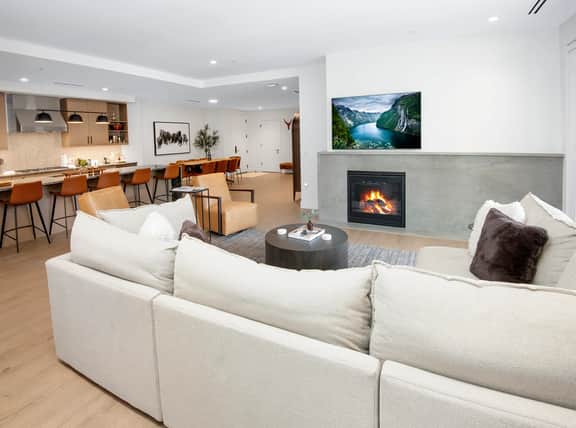 New Mtn Modern with Luxurious Amenities | F305 - Image 2
