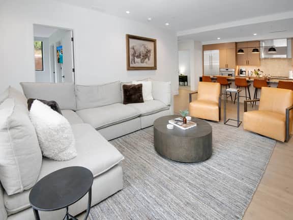 New Mtn Modern with Luxurious Amenities | F305 - Image 3