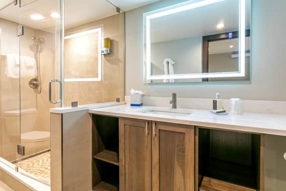 Remodeled, 100m Walk Lionshead Gondola, LH Premium - Image 3