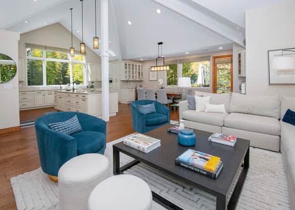 Luxury Ski Getaway, 5 Min Walk to Lift, Hot tub | 1454GC - Image 2