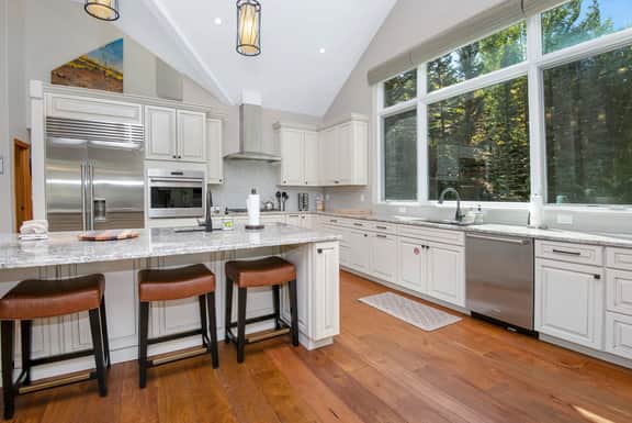 Luxury Ski Getaway, 5 Min Walk to Lift, Hot tub | 1454GC - Image 3