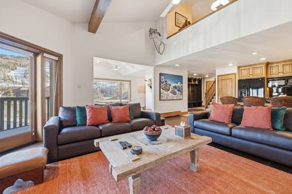 Luxury Penthouse w Amazing Mountain Views, W404 - Image 1