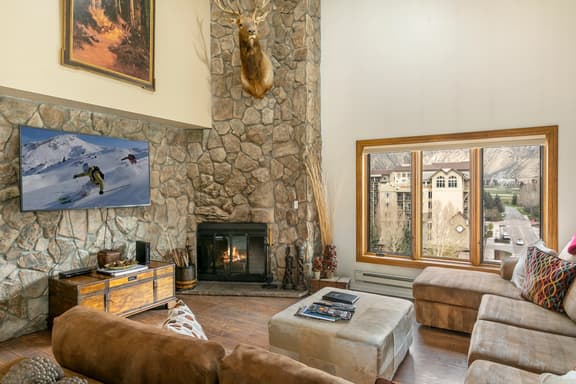 Luxury Penthouse near Riverfront Gondola A808 - Image 1