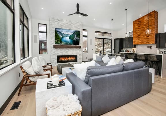 6BR Luxury Mountain Retreat, Views, Private Hot tub - Image 1