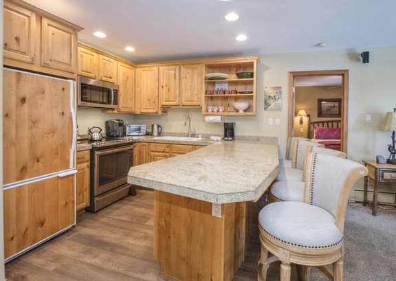 Vail Mtn Views, Pool, Hot Tub - Great Mountain feel and beautiful Kitchen. - Image 1