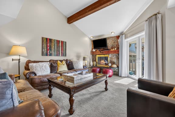 Top-floor Ski Condo in Vail, walk to Gondola, W402 - Image 1