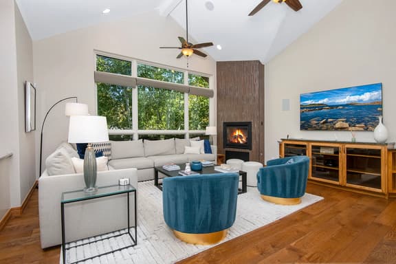 Luxury Ski Getaway, 5 Min Walk to Lift, Hot tub | 1454GC - Image 1